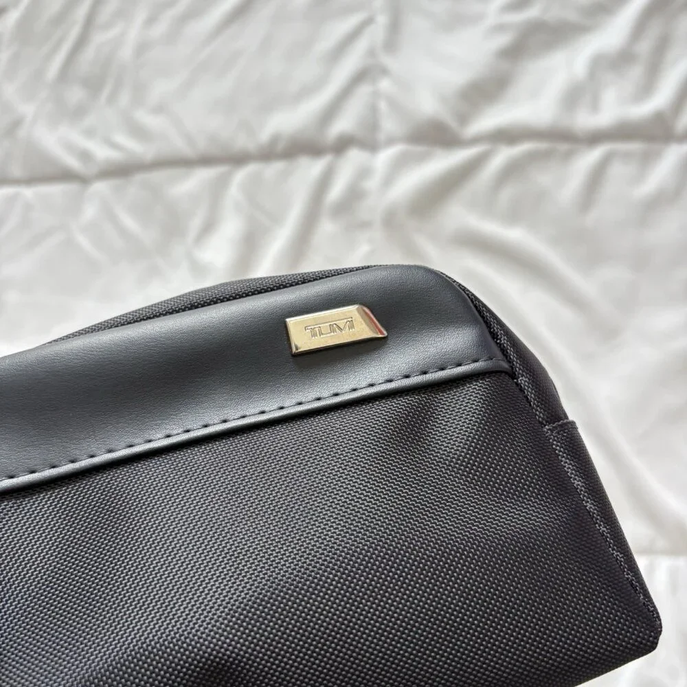 TUMI for Delta Black Soft Zippered Toiletry Travel Cosmetic Case Bag - Picture 2 of 7